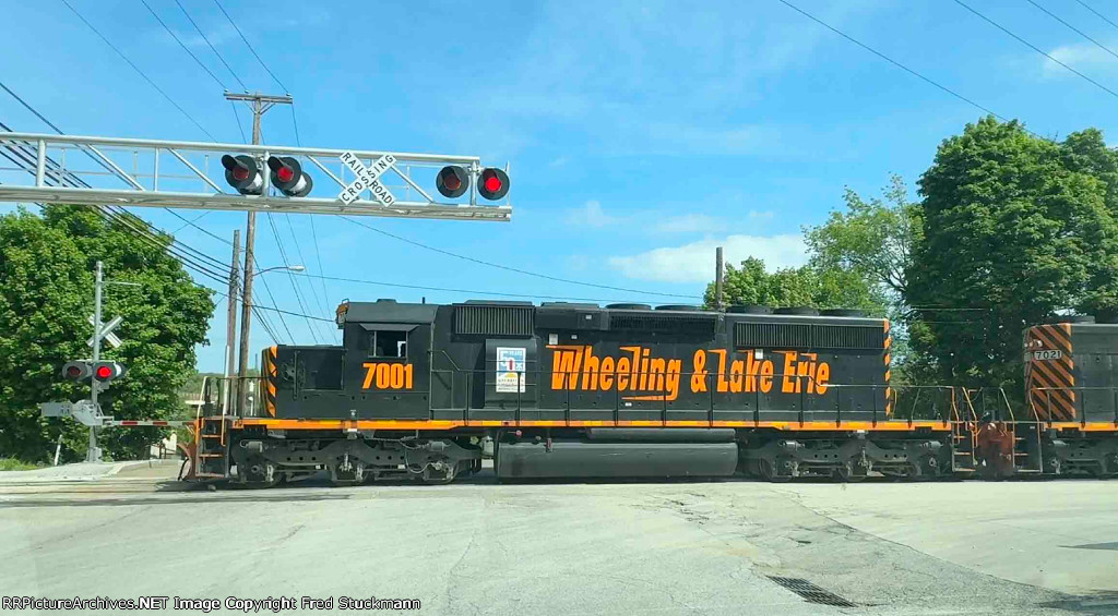 WE 7001 is shoving the empties into the siding.